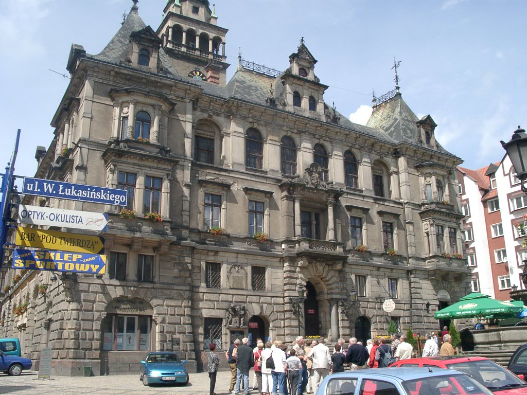  Glatz (Rathaus), Mittelpunkt der Grafschaft Glatz

Kłodzko (Ratusz),  historyczna stolica hrabstwa kłodzkiego